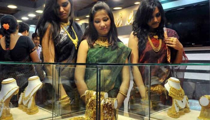 Gold&#039;s losing strek continues, plunges by Rs 315 to Rs 28,635 per ten grams 