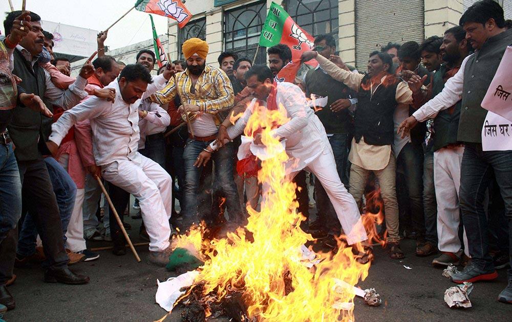 BJP Yuva Morcha activists burn an effigy of Congress Vice President Rahul Gandhi at a protest over JNU issue, in Lucknow.