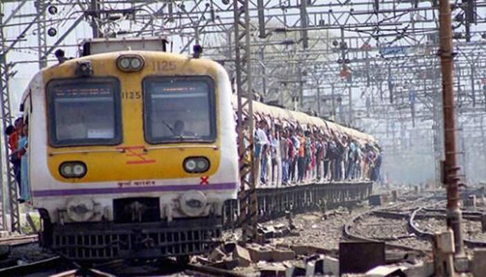 Mumbai: Four railway workers killed while crossing tracks 