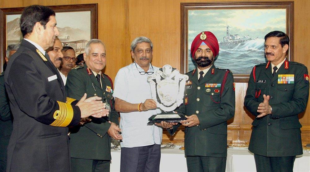 Union Minister for Defence Manohar Parrikar presenting the Raksha Mantri’s Trophy for the Best Service Hospital to the Commandant, Command Hospital (Eastern Command), Kolkata, Major General T.S. Ahluwalia, in New Delhi.