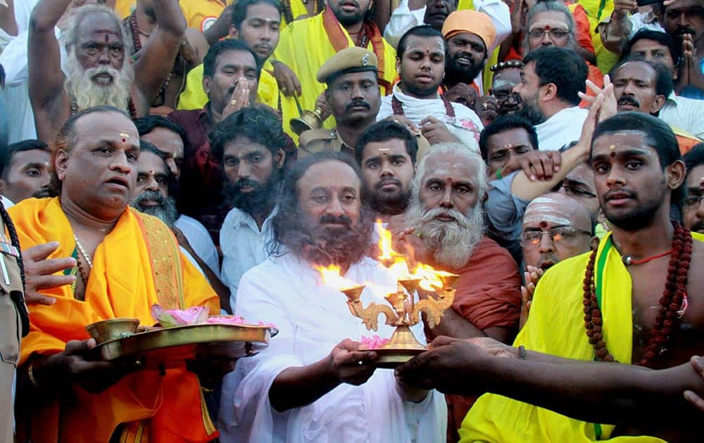 Spiritual leader and founder of Art of Living Foundation Sri Sri Ravi Shankar along with sadhus performing aarti at Kumbakonam Mahamaham pond before partipating in Akhil Bharat Sanyasis Conference in Thanjavur district.