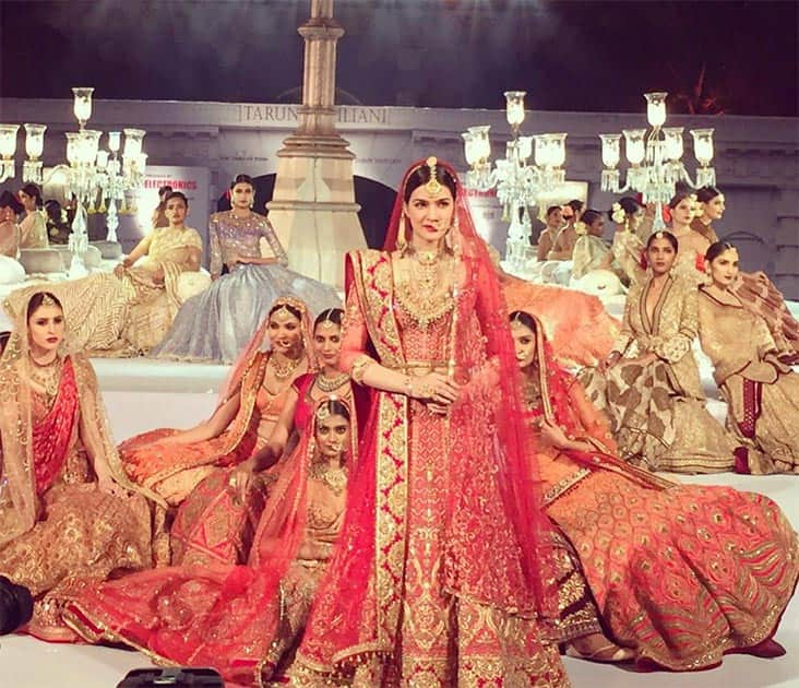 Wat a spectacular show last night for @tarun_tahiliani #DressedAsABride Twitter@kritisanon