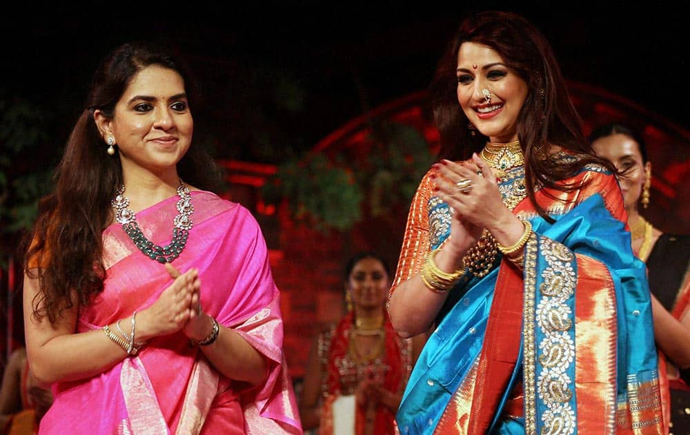 Fashion designer Shaina NC with actress Sonali Bendre at a fashion show during Make in India event.