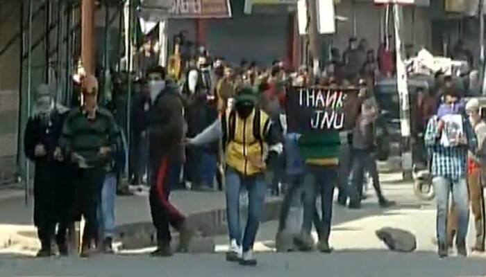 Fierce clashes erupt in Srinagar; &#039;Afzal our Hero&#039;, &#039;Thank You JNU&#039; banners raised 