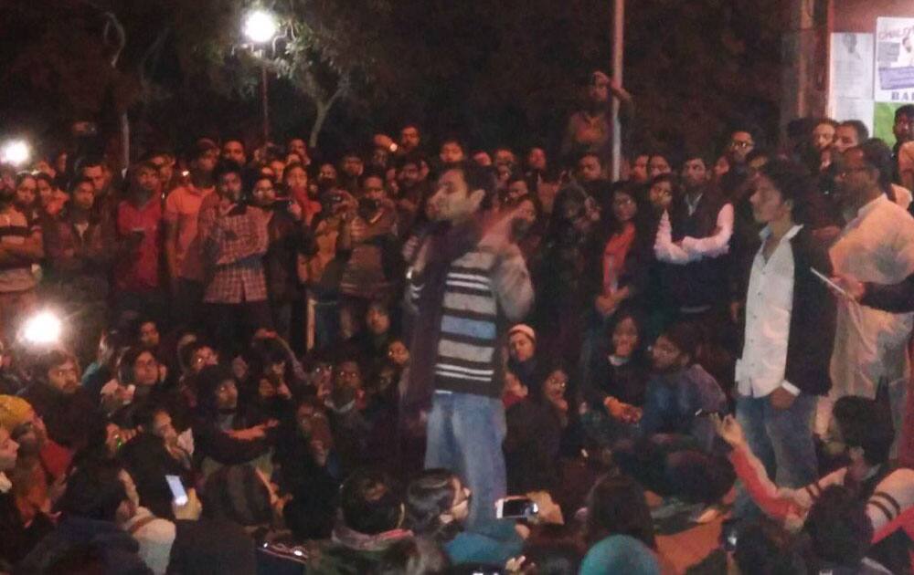 #JNURow :Umar Khalid in JNU.4 other students who raised anti-national slogans also present -twitter@ANI_news