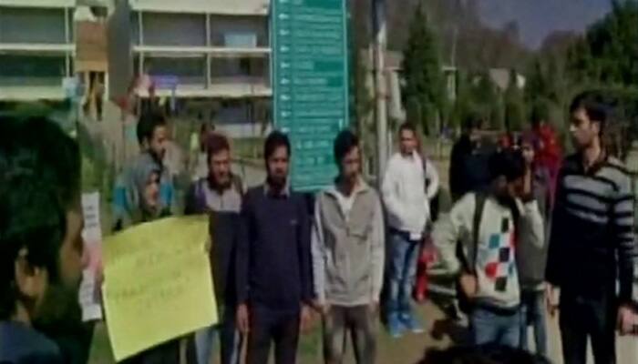 JNU row escalates; Kashmir University erupts with pro-Kanhaiya Kumar, &#039;azaadi&#039; slogans