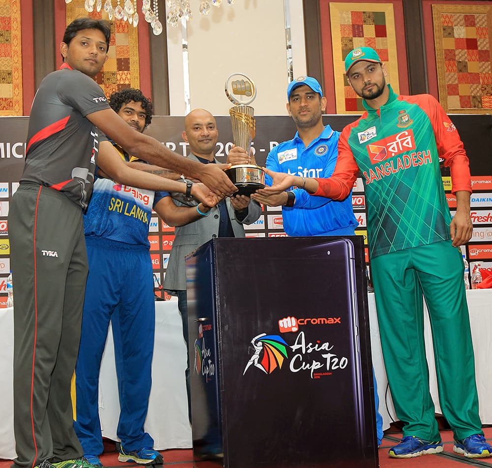 Skippers Amjad Javed of UAE, Lasith Malinga of Sri Lanka, MS Dhoni of India and Mashrafe Mortaza of Bangladesh with Shubhajit Sen, Chief Marketing Officer Micromax Informatics unveil the Asia Cup T20 trophy in Dhaka.