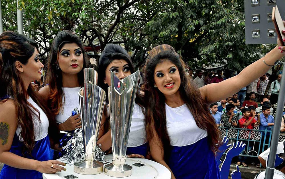 Models posing for selfie with ICC T20 World Cup Trophy during public viewing in Kolkata.