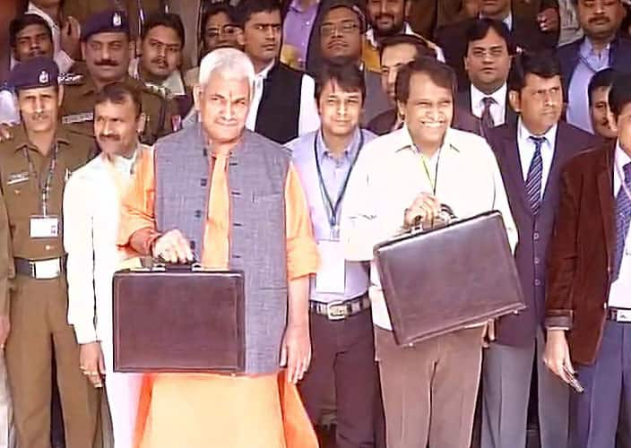 Suresh Prabhu at Rail Bhawan alongwith MoS Manoj Sinha carrying #RailBudget2016 documents  -twitter@ANI_news