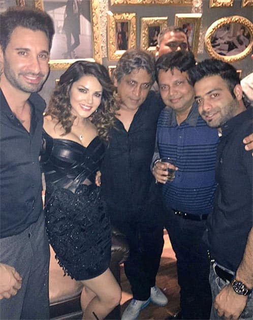 Good times with friends @devang23 @DanielWeber99 @yofrankay @911Yusuf pic.twitter.com/SSgFcGFZTN Twitter@SunnyLeone