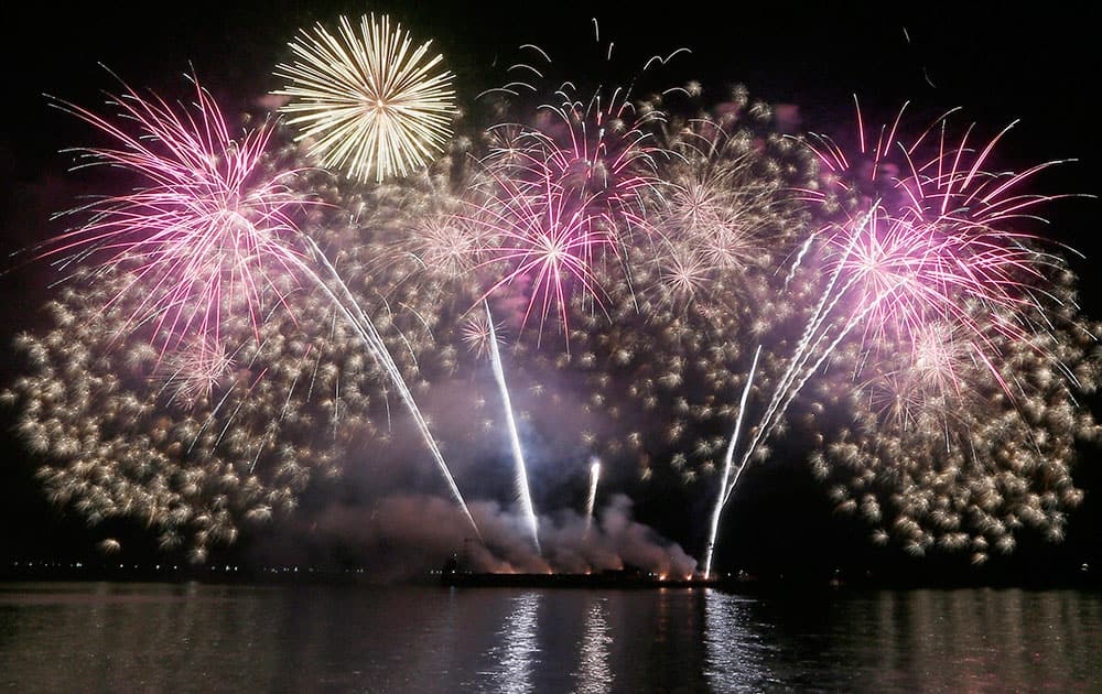 A fireworks entry from the United States is showcased during the 7th Philippine International Pyromusical competition at the seaside Mall of Asia, the countrys largest shopping mall chain, at suburban Pasay city south of Manila, Philippines.