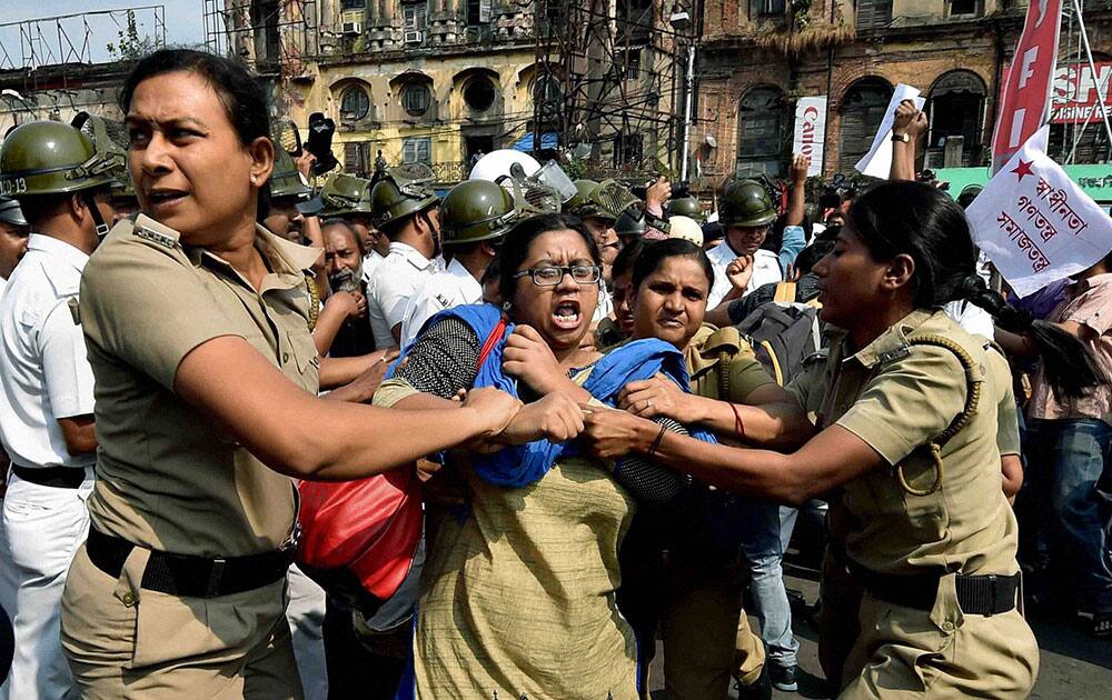 Police detain SFI activists who were holding a protest march near Governor House in Kolkata on Saturday to against alleged TMC attack on them at different Universities in the West Bengal state.
