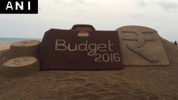 Prominent sand artist Sudarsan Pattnaik's sand art on #Budget2016 pic.twitter.com/97THHdsYsj