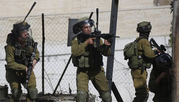 Israeli forces shoot dead Palestinian, wound 10