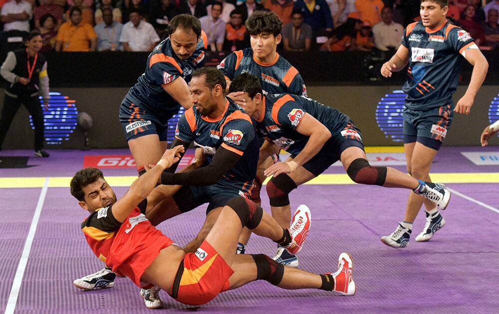 Players of Bengal Warriors (Blue) and Bengaluru Bulls (Red) in action during the Pro Kabaddi match in Mumbai.