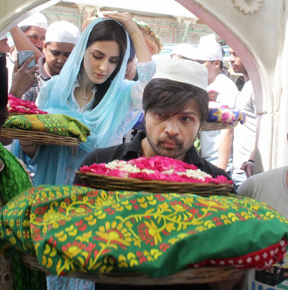 Himesh Reshammiya and actress Farah Karimaee visit the shrine of Khwaja Moinuddin Chishty to pray for his upcoming movie Teraa Surroor in Ajmer.