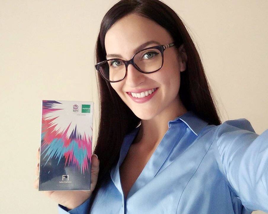 Elli Avram ‏:- Celebrating the sprit of cricket with #WT20SelfieExpert #OPPOF1- T20 Edition http://bit.ly/21M3DvM  -twitter