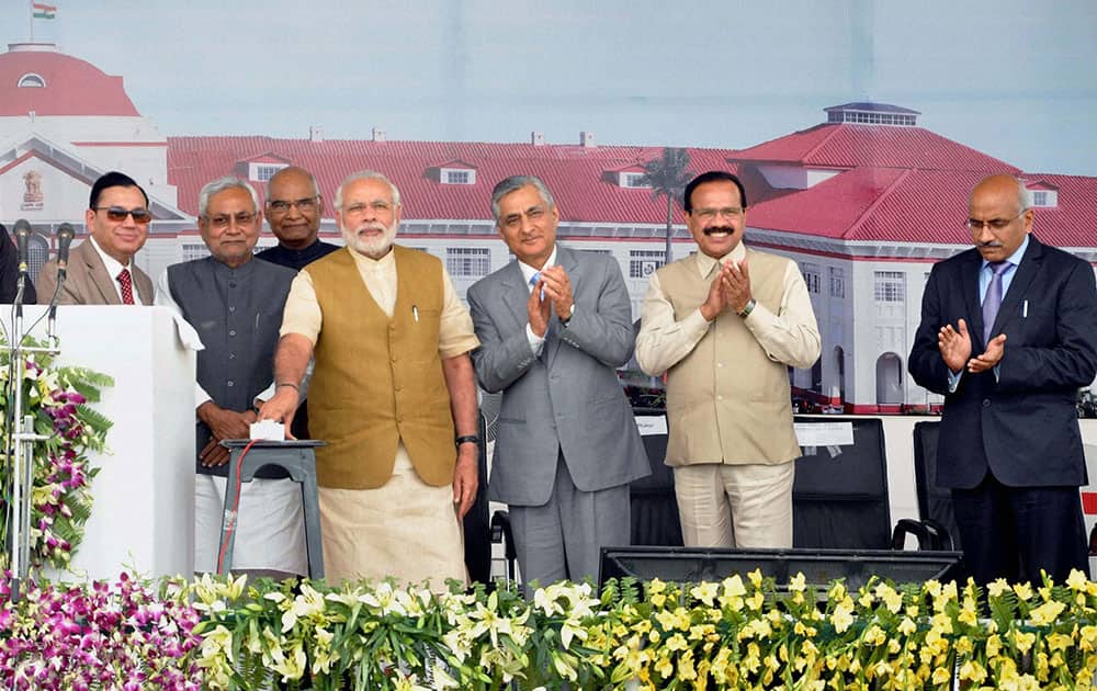 Prime Minister Narendra Modi with Chief Justice of India Justice TS Thakur, Bihar Chief Minister Nitish Kumar and Law Minister Sadanand Gowda at the Closing Ceremony of the Centenary Year Celebrations of the Patna High Court in Patna.