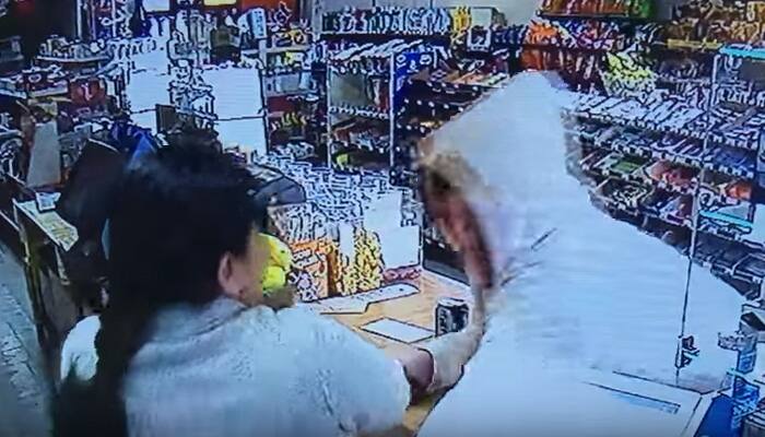 It happens in America: Gutsy Indian woman fights off armed robber with bare hands - Watch
