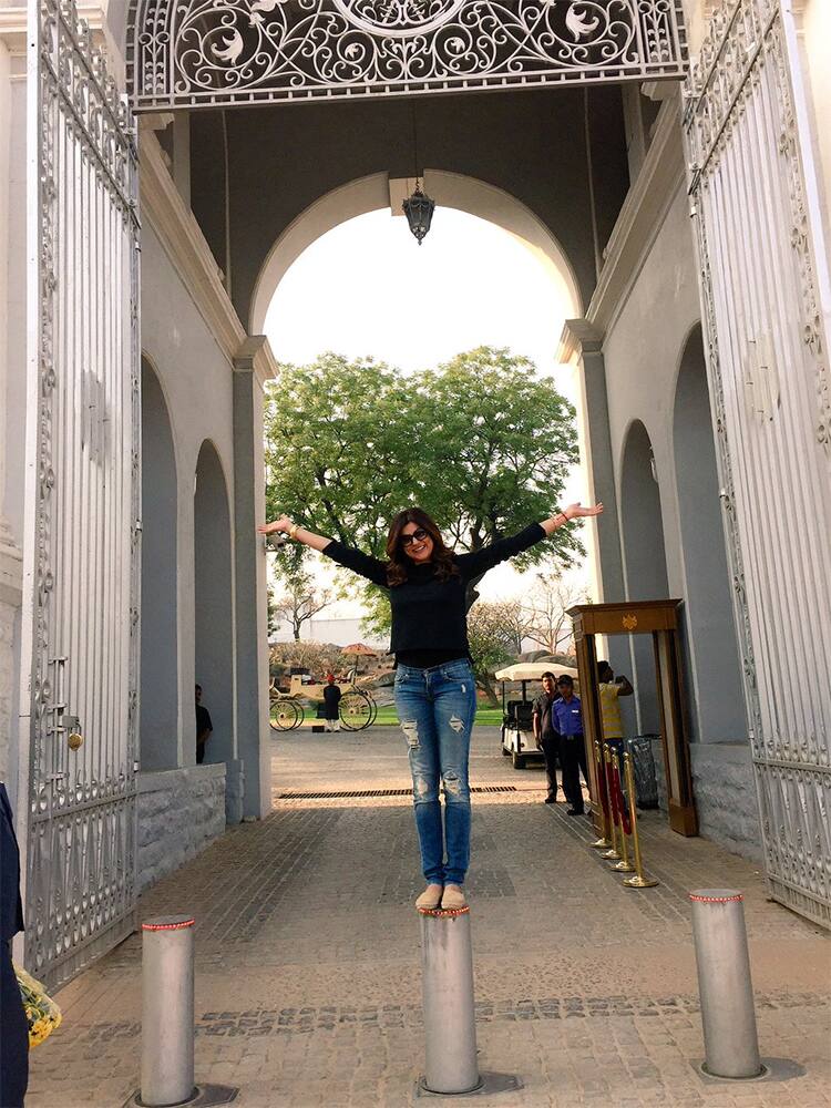 sushmita sen :- My 1st visit 2 #FalaknumaPalace HYD... d main gate was too high, so..I rose 2 d occasion #princess #balance -twitter