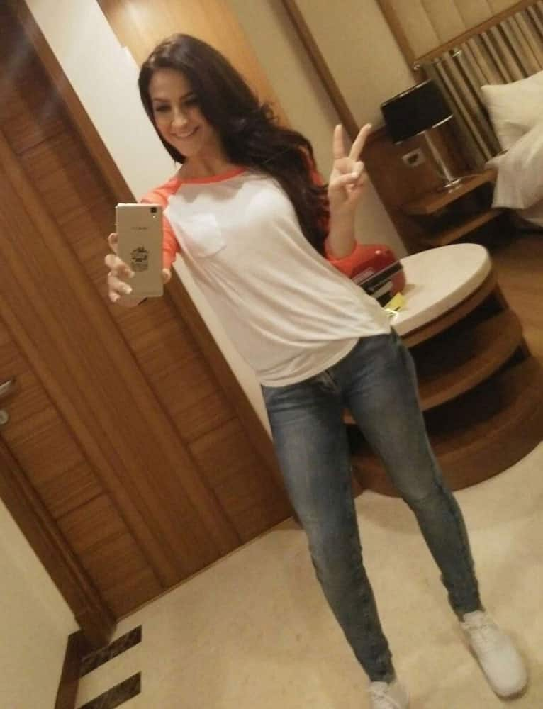 Elli Avram ‏:- Show the world ur support for Team India by uploading a selfie using #WT20SelfieExpert n win -twitter