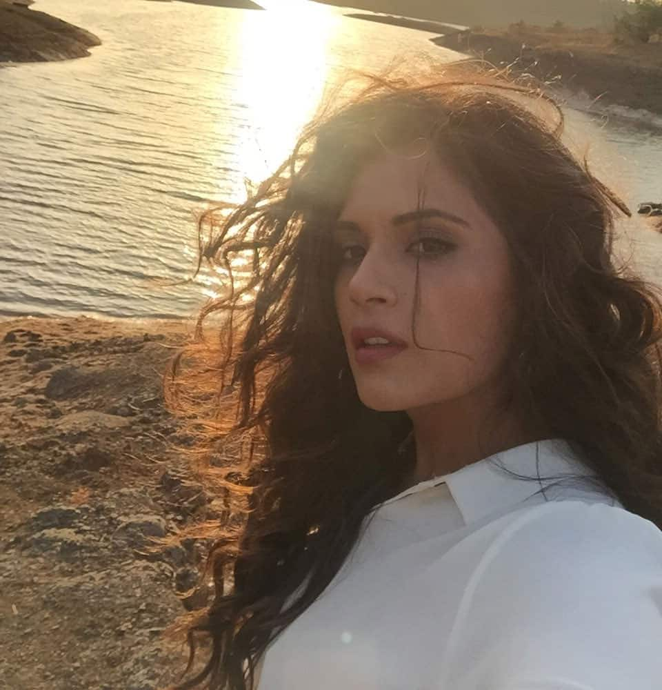 Richa Chadha :- #nofilter @CabaretTheFilm #cabaretdiaries @PoojaB1972 :-)  -twitter