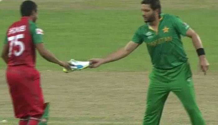 VIDEO: Shakib Al Hasan loses his shoe, Shahid Afridi returns it back!