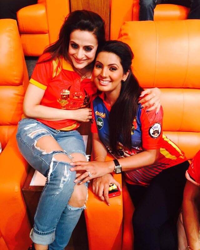 A day where the girls ran the show!! Always fun meeting this fire cracker @ameesha_patel. Twitter@Geeta_Basra