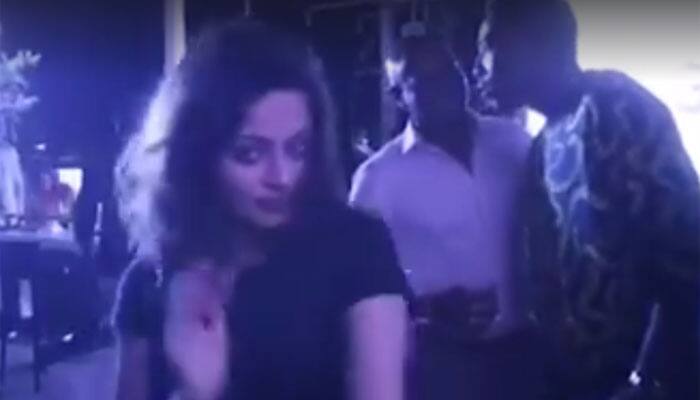 VIDEO: WATCH Sneha Ullal&#039;s sizzing dance at Dwayne Bravo&#039;s party!