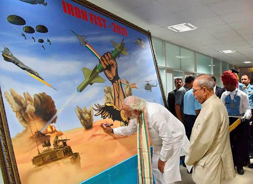 Prime Minister Narendra Modi signing a painting at IAF Fire Power Demonstration IRON FIST 2016, at Pokhran, Rajasthan.