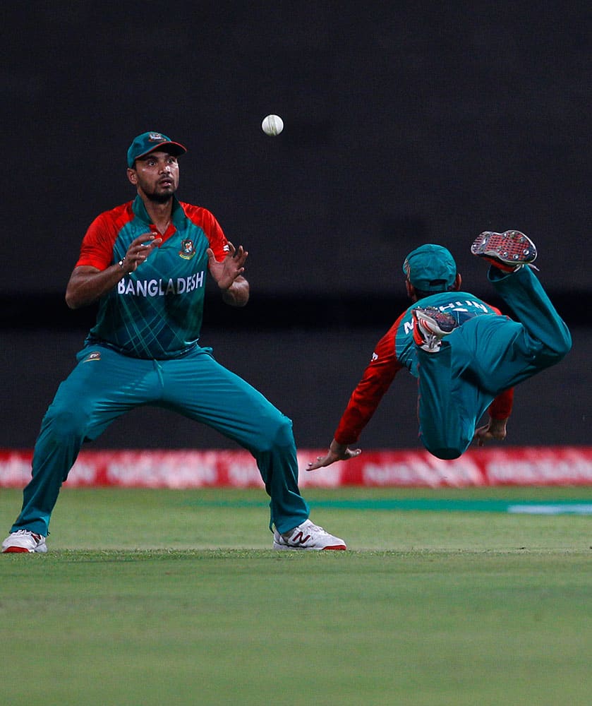 BANGLADESH'S CAPTAIN MASHRAFE MORTAZA, LEFT, WATCHES THE BALL AFTER TEAMMATE MOHAMMAD MITHUN, RIGHT, DROPPED THE CATCH OF AUSTRALIA'S SHANE WATSON DURING THEIR ICC WORLD TWENTY20 2016 CRICKET MATCH IN BANGALORE.