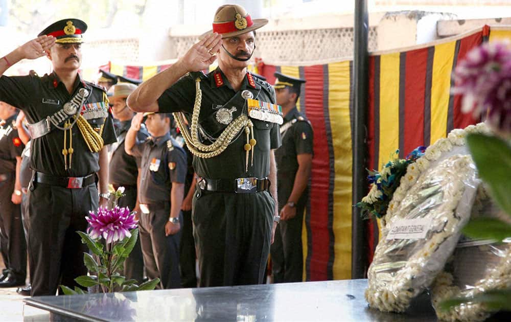 Chief of Army Staff, General Dalbir Singh paying homage at the mortal remains of Sepoy Vijaya Kumar K., in New Delhi.