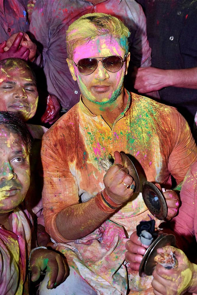  LJP MP Chirag Paswan celebrates Holi with his party workers in Patna.