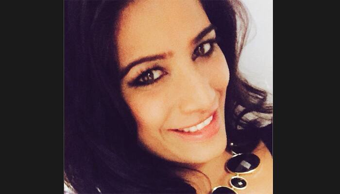 Poonam Pandey does it again, showers Indian cricket team with a &#039;strip-gift&#039;! – See pic