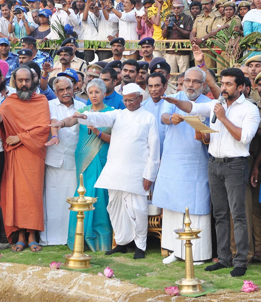 Social activist and Gandhian Anna Hazare with South Indian Actor Surya during the Noyyal river restoration project, ‘Noyyalai Nokki’.