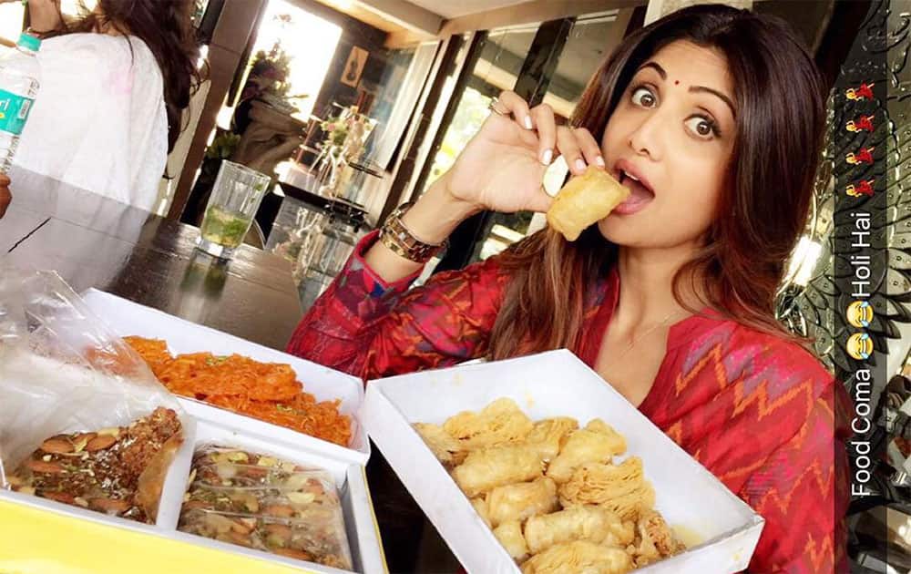 shilpa shetty :- Pics from yesterday @kiranbawa76 farmhouse.Holi hai... festivals r my alibi to indulge. Yummy Gujjias . #dessert #food coma #fun #friends #laughter#calories -instagram