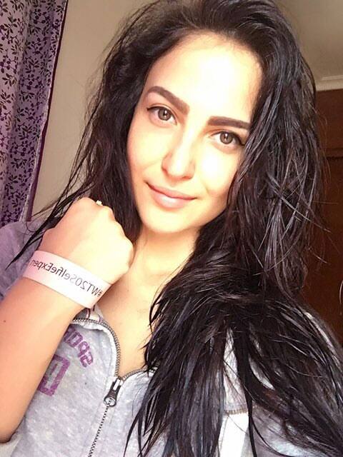 Elli Avram :- Cheering for Team India with this beautiful band! You should cheer too by uploading a selfie using #WT20SelfieExpert -twitter