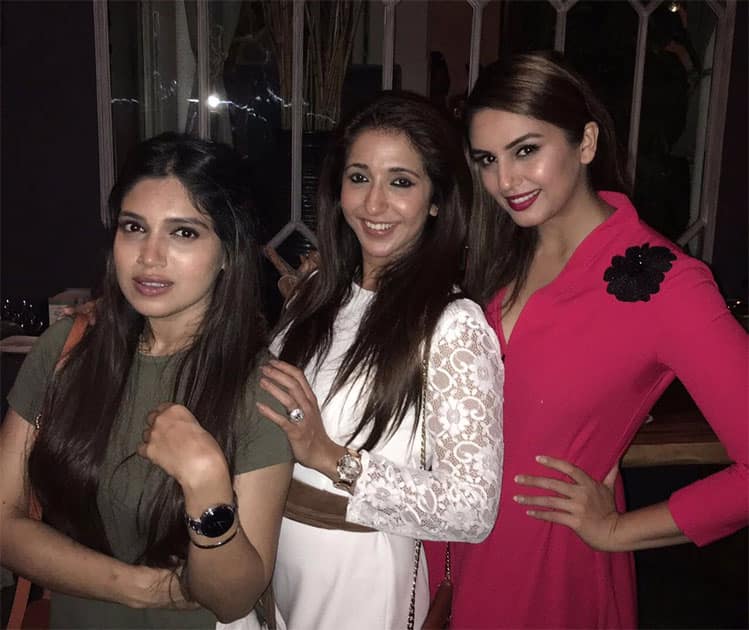 Pretty ladies @psbhumi @krishikalulla. Twitter@humasqureshi