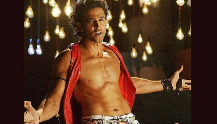 OMG! Fangirl puts her finger in Hrithik Roshan&#039;s &#039;underpants&#039;?