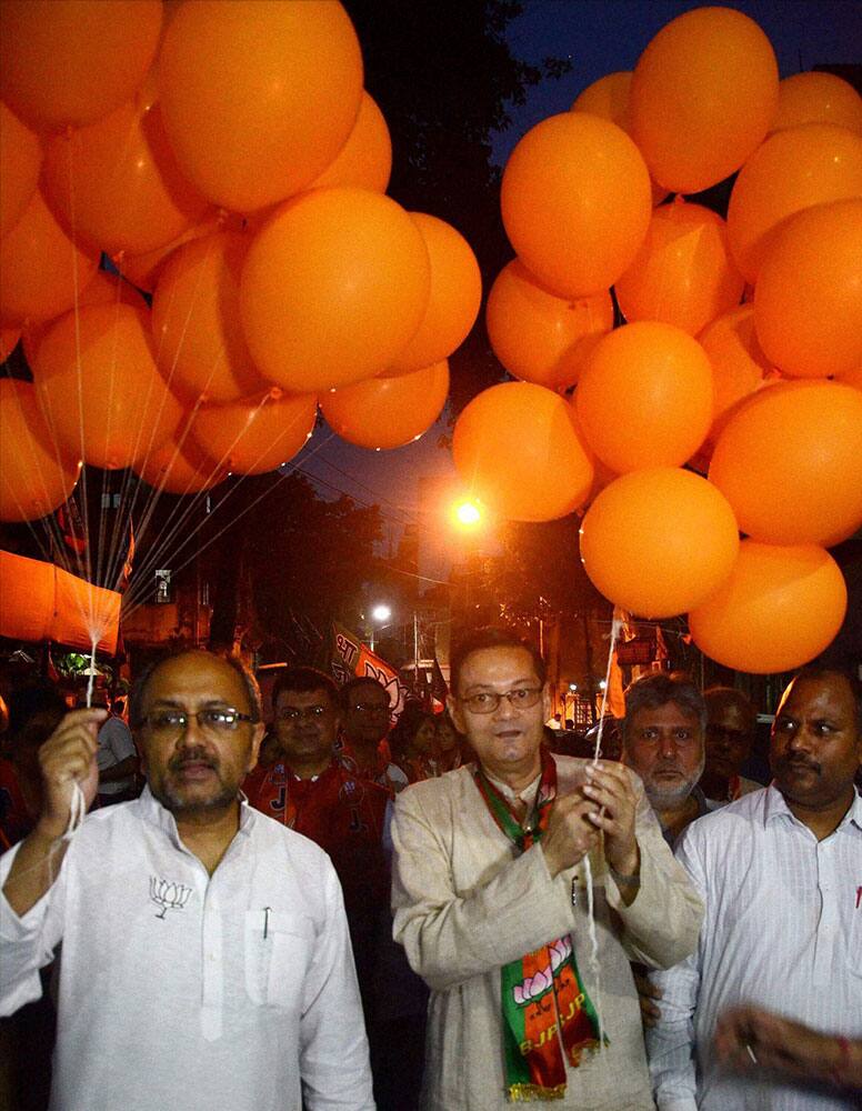Netaji Subhash Chandra Boses grand Nephew & BJP party Candidate for Bhawanipore Assembly Constituency Chandra Bose with BJP leader Sidhartha Nath during a campaign rally in Kolkata.