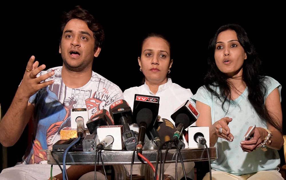 Actors Vikas Gupta and Kamya Panjabi (R) during a press conference related to Pratyushas death mistry at Andheri West in Mumbai.