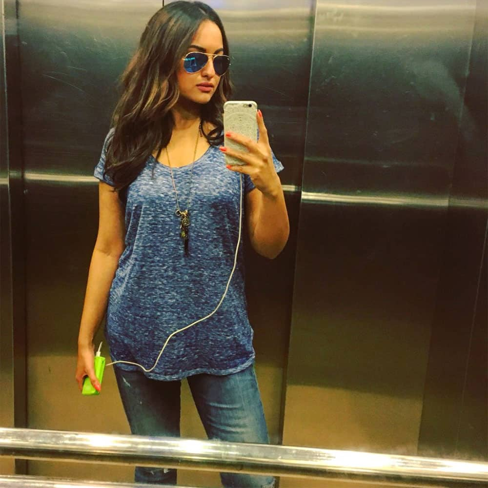 Sonakshi Sinha ‏:- Feelin the #mondayblues in all blue! -twitter