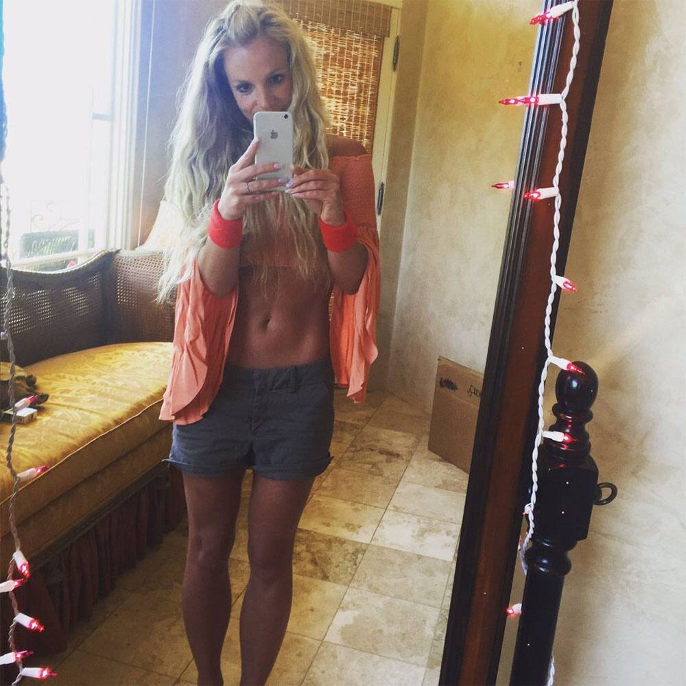 Britney Spears :- Happy Monday everyone! ❤ -twitter