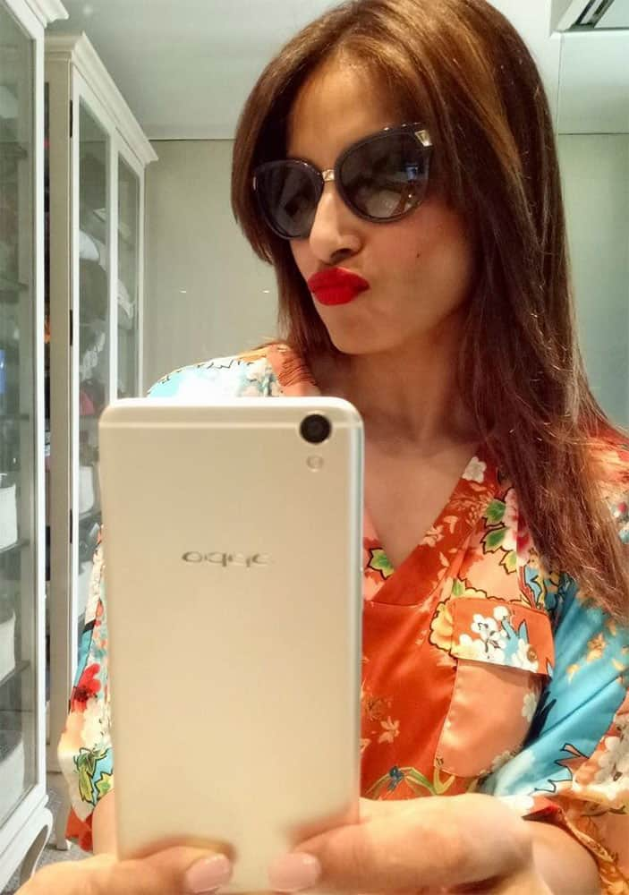 Bipasha Basu ‏:- New #SelfieExpert #OPPOF1Plus has made me a Selfie Addict.U hve 2 try it! -twitter