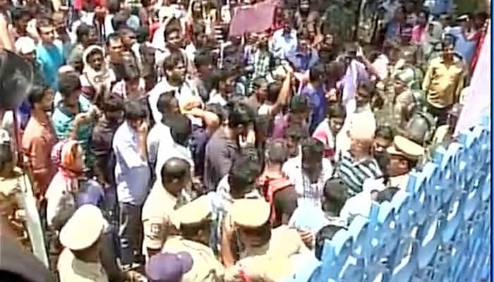 Massive protests rock HCU again over Rohith Vemula&#039;s suicide; varsity gates shut, students held