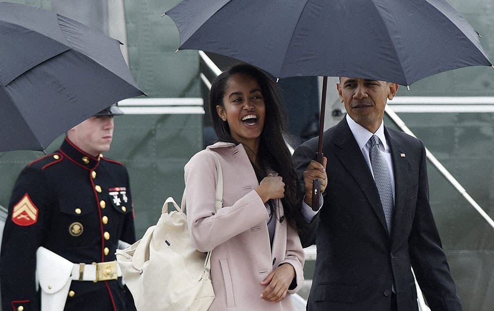 Malia Obama walks off of Marine One with her father President Barack Obama as they head to Air Force One at Andrews Air Force Base in Md.