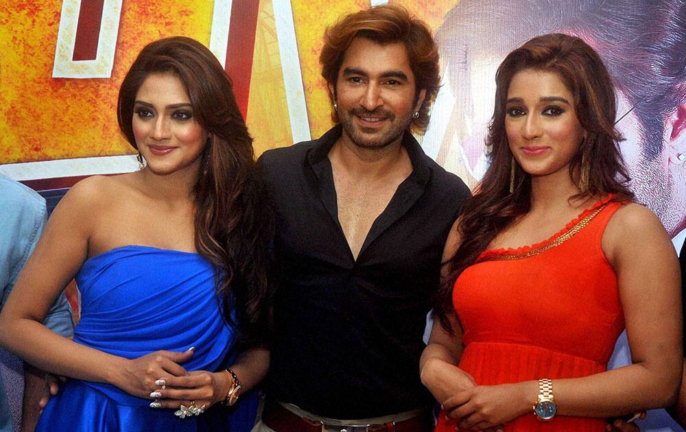 Bengali film star actors Jeet with Nusrat Jahan(L) and Sayantika Banerjee(R) during the promotion of their upcoming movie Power,in Kolkata.