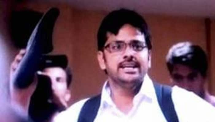 REVEALED: Why did Aam Aadmi Sena&#039;s Ved Prakash throw shoe at Arvind Kejriwal