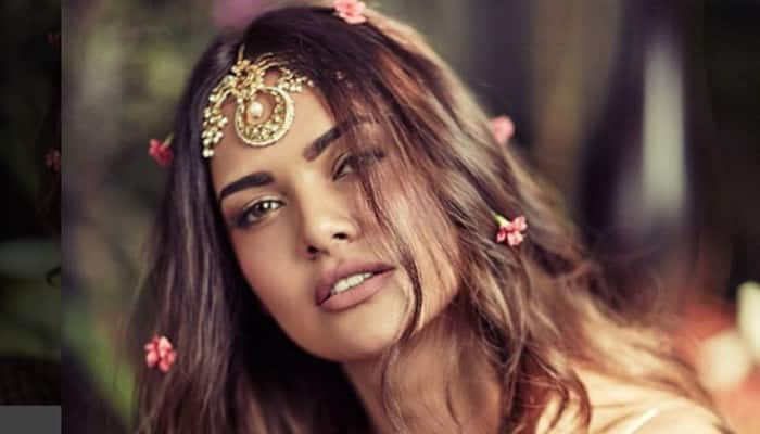 Esha Gupta is STILL SINGLE! Check out how the actress fooled everyone