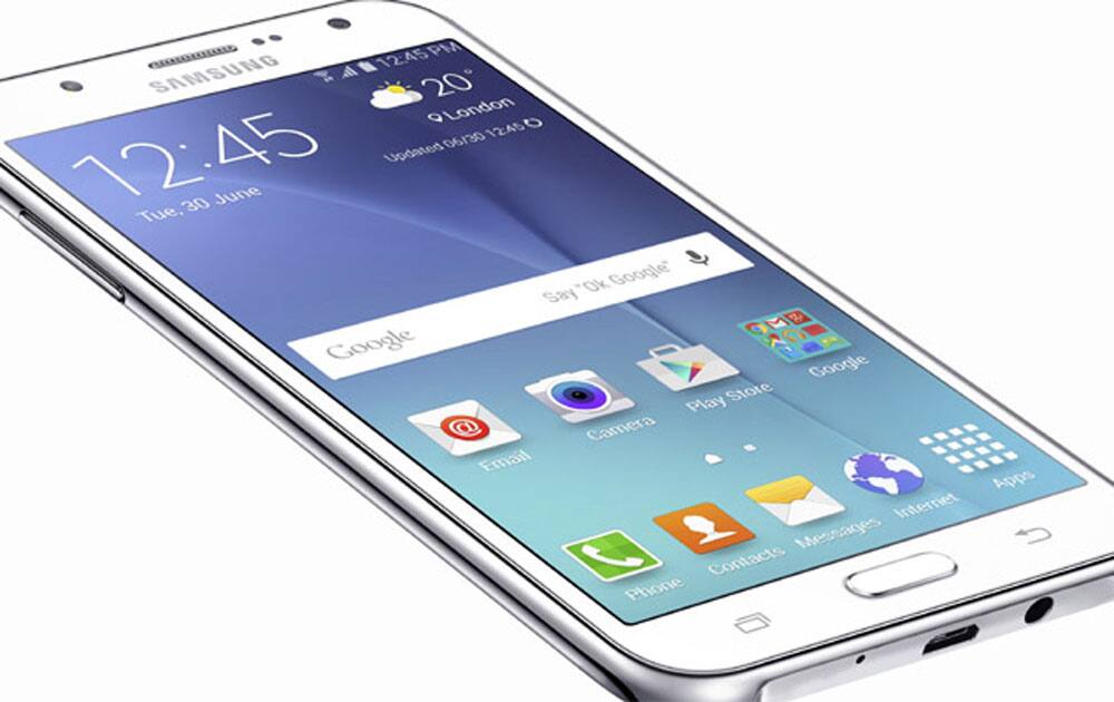 Samsung Galaxy J7 (Rs 13,499)